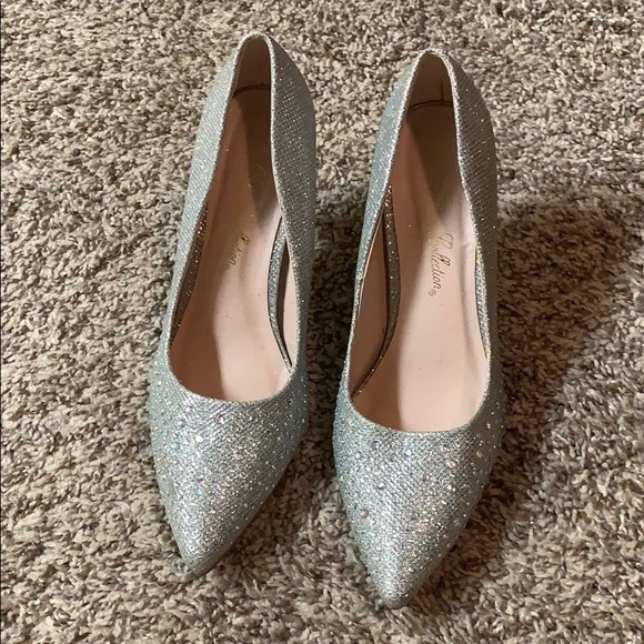 Last Chance!! Women’s Silver Heels - Picture 1 of 5